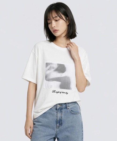 LEPSIM(レプシィム)の「フォトパッチプリントT 667197(Tシャツ/カットソー・レディース・オフホワイト/チャコール/イエロー・FREE)」の2枚目の写真