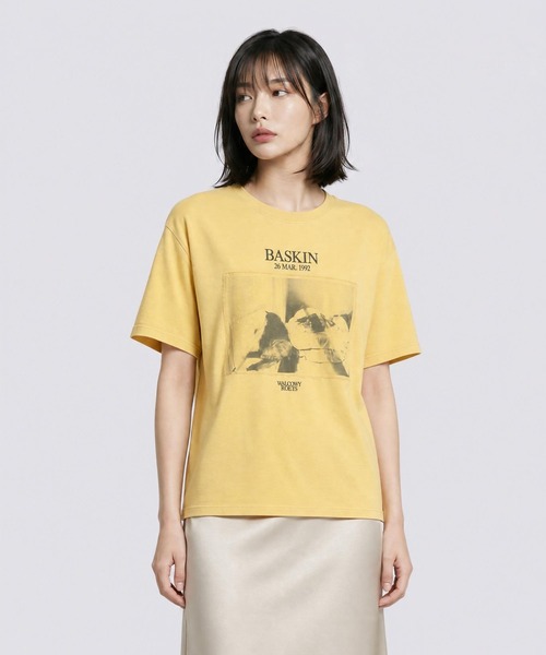 LEPSIM(レプシィム)の「フォトパッチプリントT 667197(Tシャツ/カットソー・レディース・オフホワイト/チャコール/イエロー・FREE)」の3枚目の写真