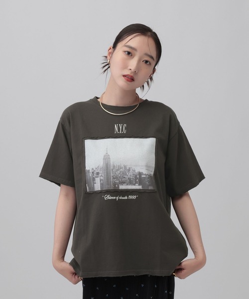 LEPSIM(レプシィム)の「フォトパッチプリントT 667197(Tシャツ/カットソー・レディース・オフホワイト/チャコール/イエロー・FREE)」の1枚目の写真