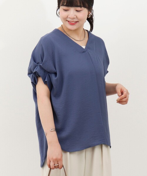 MICO COULIER（ミコクリエ）の「撥水クールタッチVネックブラウス（シャツ/ブラウス・レディース・グレイッシュベージュ/ライトブルー/チャコールグレー/マスタード・38）」の19枚目の写真