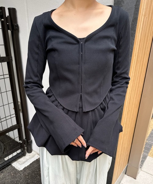Ameri(アメリ)の「MEDI FRONT HOOK RIB CARDIGAN(カーディガン/ボレロ・レディース・クリーム/ブラック/アイボリー・FREE)」の2枚目の写真