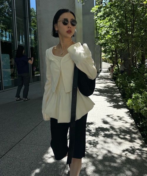 Ameri(アメリ)の「MEDI FRONT HOOK RIB CARDIGAN(カーディガン/ボレロ・レディース・クリーム/ブラック/アイボリー・FREE)」の5枚目の写真