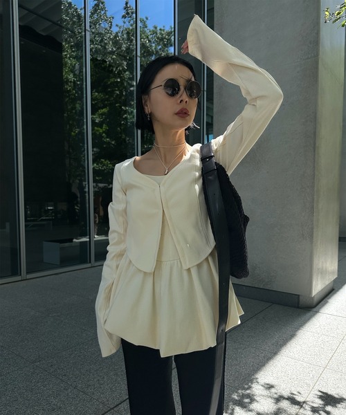 Ameri(アメリ)の「MEDI FRONT HOOK RIB CARDIGAN(カーディガン/ボレロ・レディース・クリーム/ブラック/アイボリー・FREE)」の4枚目の写真