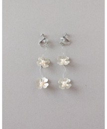 tone（トーン）の「【推しに愛されるアクセサリー】ときめきが揺れる、お花モチーフのイヤリング（サージカルステンレス/16KGP）(MA)（イヤリング）」