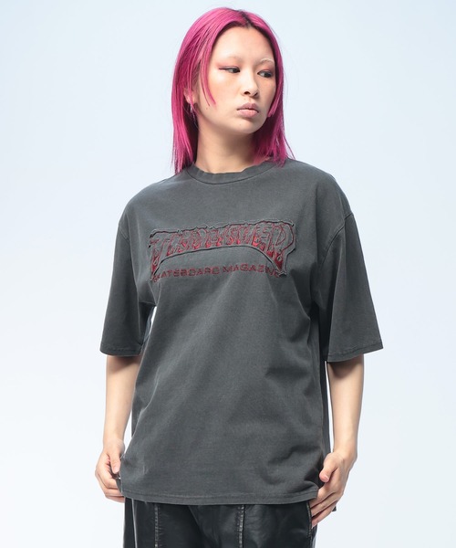 THRASHER(スラッシャー)の「THRASHER (スラッシャー) ダメージ加工 Tシャツ 半袖 綿100% ピグメント加工 染め ロゴ クルーネック ユニセックス(Tシャツ/カットソー・メンズ・ブルー/ピンク/ブラック×レッド/ブラック×ブラック・M/L)」の2枚目の写真