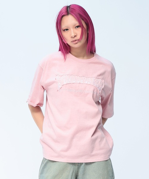 THRASHER(スラッシャー)の「THRASHER (スラッシャー) ダメージ加工 Tシャツ 半袖 綿100% ピグメント加工 染め ロゴ クルーネック ユニセックス(Tシャツ/カットソー・メンズ・ブルー/ピンク/ブラック×レッド/ブラック×ブラック・M/L)」の4枚目の写真
