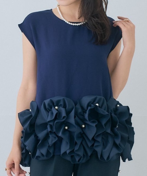 Neige(ネージュ)の「リュスクフリルパールトップス(Tシャツ/カットソー・レディース・ブラック/ネイビー・ONE SIZE)」の2枚目の写真