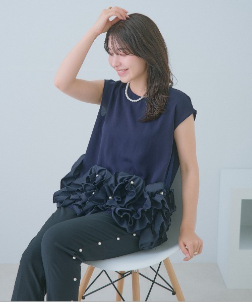 Neige(ネージュ)の「リュスクフリルパールトップス(Tシャツ/カットソー・レディース・ブラック/ネイビー・ONE SIZE)」の3枚目の写真