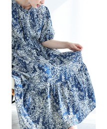 涼やかな小花シルエットのティアードミディアムワンピース