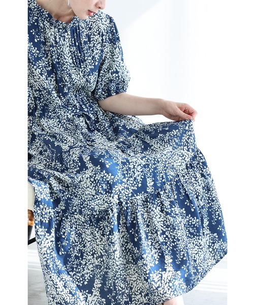 cawaii(カワイイ)の「涼やかな小花シルエットのティアードミディアムワンピース(ワンピース・レディース・ブルー・FREE)」の1枚目の写真