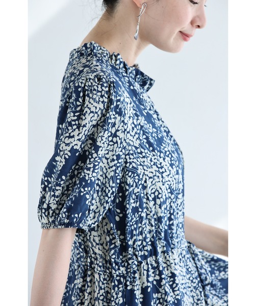 cawaii(カワイイ)の「涼やかな小花シルエットのティアードミディアムワンピース(ワンピース・レディース・ブルー・FREE)」の9枚目の写真