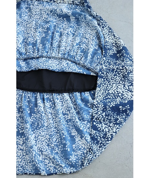 cawaii(カワイイ)の「涼やかな小花シルエットのティアードミディアムワンピース(ワンピース・レディース・ブルー・FREE)」の4枚目の写真