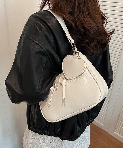 boemy(ボエミー)の「2WAY ハートチャーム ショルダーバッグ(ショルダーバッグ・レディース・ブラック/ブラウン/レッド/オフホワイト/キャメル・FREE)」の2枚目の写真