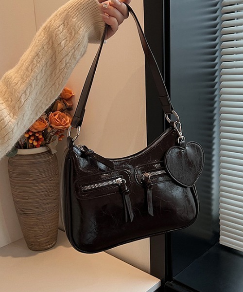 boemy(ボエミー)の「2WAY ハートチャーム ショルダーバッグ(ショルダーバッグ・レディース・ブラック/ブラウン/レッド/オフホワイト/キャメル・FREE)」の8枚目の写真