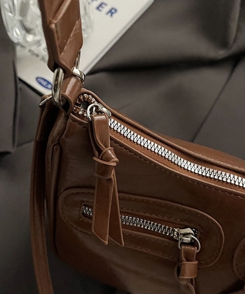 boemy(ボエミー)の「2WAY ハートチャーム ショルダーバッグ(ショルダーバッグ・レディース・ブラック/ブラウン/レッド/オフホワイト/キャメル・FREE)」の12枚目の写真