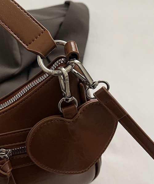 boemy(ボエミー)の「2WAY ハートチャーム ショルダーバッグ(ショルダーバッグ・レディース・ブラック/ブラウン/レッド/オフホワイト/キャメル・FREE)」の13枚目の写真