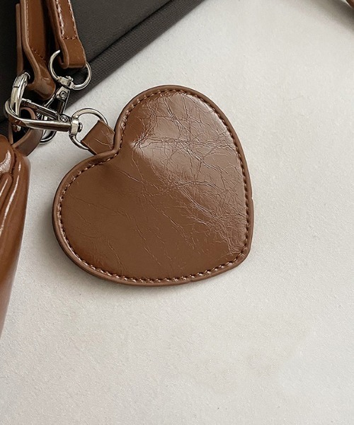 boemy(ボエミー)の「2WAY ハートチャーム ショルダーバッグ(ショルダーバッグ・レディース・ブラック/ブラウン/レッド/オフホワイト/キャメル・FREE)」の15枚目の写真