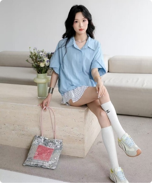 I.O.E（アイオイ）の「[韓国ファッション] エアリータッチ オーバーシャツ（シャツ/ブラウス・レディース・ホワイト/ブラック/ピンク/ブルー・FREE）」の3枚目の写真
