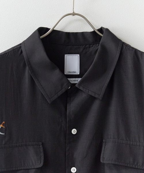Liberaiders(リベレイダース)の「Liberaiders/リベレイダース COTTON RAYON S/S SHIRT コットン レーヨン 半袖シャツ 刺繍デザイン 裾ドロスト 吸水速乾 メンズ 2026年 夏 夏服(シャツ/ブラウス・メンズ・ブラック・M/L/XL)」の3枚目の写真