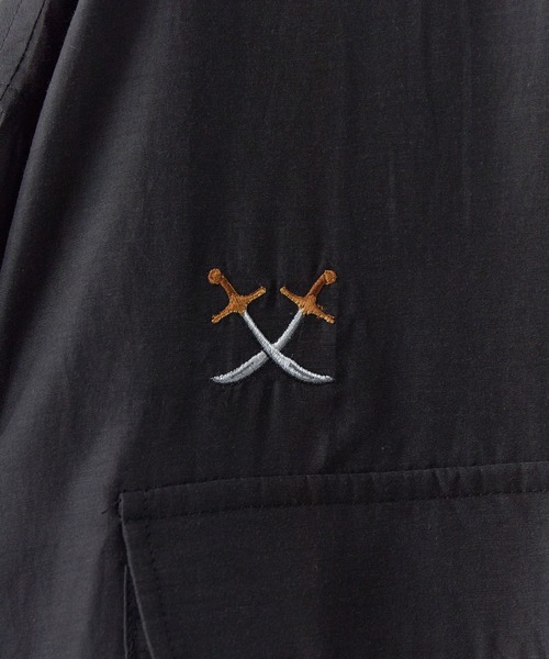 Liberaiders(リベレイダース)の「Liberaiders/リベレイダース COTTON RAYON S/S SHIRT コットン レーヨン 半袖シャツ 刺繍デザイン 裾ドロスト 吸水速乾 メンズ 2026年 夏 夏服(シャツ/ブラウス・メンズ・ブラック・M/L/XL)」の5枚目の写真