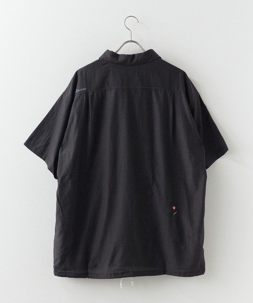 Liberaiders(リベレイダース)の「Liberaiders/リベレイダース COTTON RAYON S/S SHIRT コットン レーヨン 半袖シャツ 刺繍デザイン 裾ドロスト 吸水速乾 メンズ 2026年 夏 夏服(シャツ/ブラウス・メンズ・ブラック・M/L/XL)」の2枚目の写真