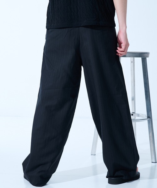 marka(マーカ)の「CONZ別注 DOUBLE PLEATED WIDE TROUSERS/ワイドパンツ/抗菌・防臭性/オールシーズン/marka(スラックス・メンズ・ライトグレー/グレー/ストライプ・1/3/2)」の1枚目の写真
