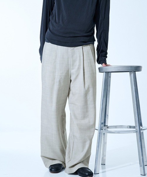 marka(マーカ)の「CONZ別注 DOUBLE PLEATED WIDE TROUSERS/ワイドパンツ/抗菌・防臭性/オールシーズン/marka(スラックス・メンズ・ライトグレー/グレー/ストライプ・1/3/2)」の2枚目の写真