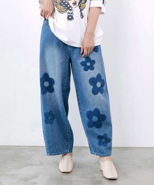 ScoLar(スカラー)の「162682:フラワー柄 ブリーチ加工デニムパンツ(デニムパンツ・レディース・ブルー/ブラック・M)」の1枚目の写真