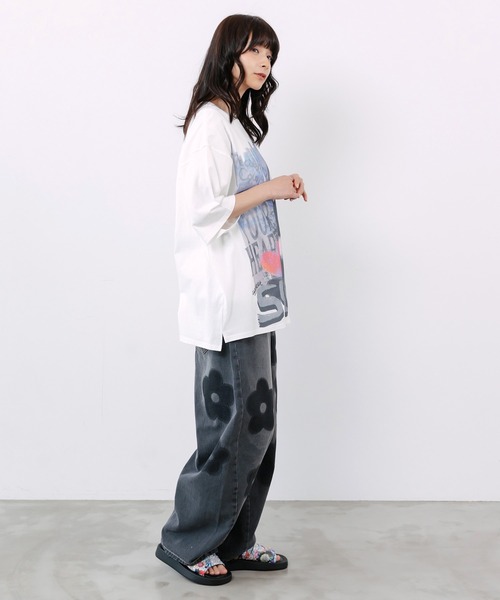 ScoLar(スカラー)の「162682:フラワー柄 ブリーチ加工デニムパンツ(デニムパンツ・レディース・ブルー/ブラック・M)」の4枚目の写真