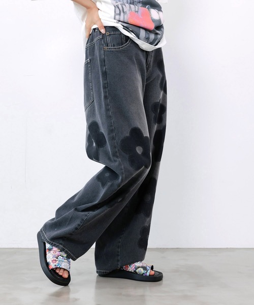 ScoLar(スカラー)の「162682:フラワー柄 ブリーチ加工デニムパンツ(デニムパンツ・レディース・ブルー/ブラック・M)」の5枚目の写真