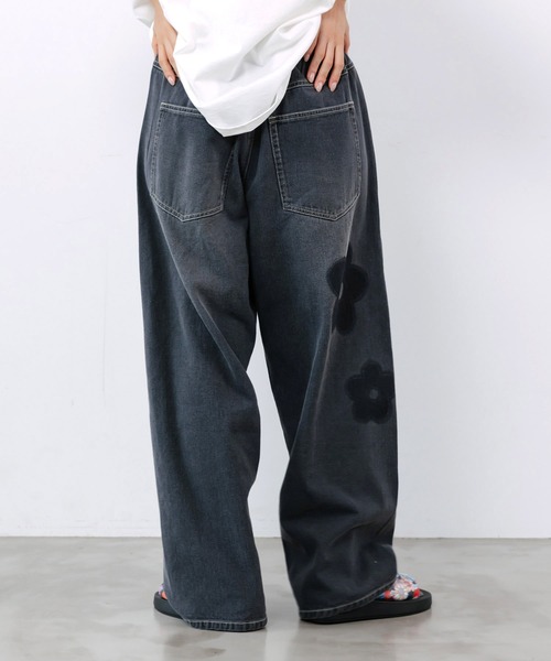 ScoLar(スカラー)の「162682:フラワー柄 ブリーチ加工デニムパンツ(デニムパンツ・レディース・ブルー/ブラック・M)」の6枚目の写真