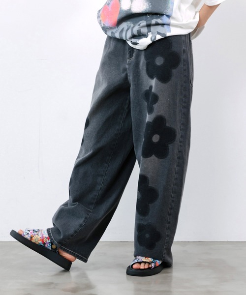 ScoLar(スカラー)の「162682:フラワー柄 ブリーチ加工デニムパンツ(デニムパンツ・レディース・ブルー/ブラック・M)」の7枚目の写真