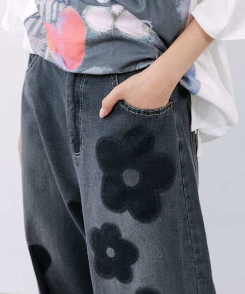 ScoLar(スカラー)の「162682:フラワー柄 ブリーチ加工デニムパンツ(デニムパンツ・レディース・ブルー/ブラック・M)」の8枚目の写真