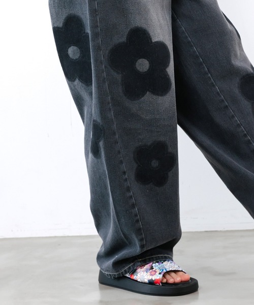 ScoLar(スカラー)の「162682:フラワー柄 ブリーチ加工デニムパンツ(デニムパンツ・レディース・ブルー/ブラック・M)」の9枚目の写真