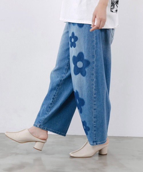 ScoLar(スカラー)の「162682:フラワー柄 ブリーチ加工デニムパンツ(デニムパンツ・レディース・ブルー/ブラック・M)」の11枚目の写真