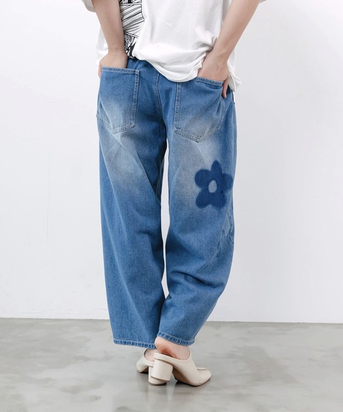 ScoLar(スカラー)の「162682:フラワー柄 ブリーチ加工デニムパンツ(デニムパンツ・レディース・ブルー/ブラック・M)」の12枚目の写真