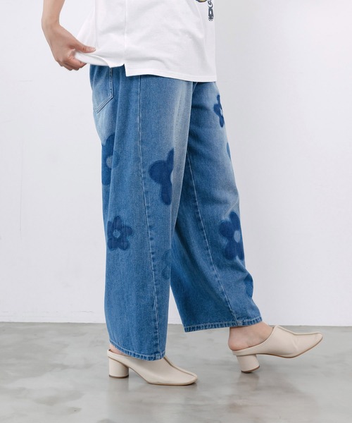 ScoLar(スカラー)の「162682:フラワー柄 ブリーチ加工デニムパンツ(デニムパンツ・レディース・ブルー/ブラック・M)」の13枚目の写真