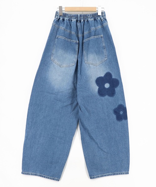 ScoLar(スカラー)の「162682:フラワー柄 ブリーチ加工デニムパンツ(デニムパンツ・レディース・ブルー/ブラック・M)」の21枚目の写真