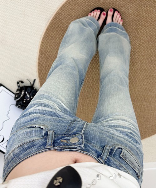 AMAJI(アマジ)の「ヒゲ加工 フレアデニムパンツ(デニムパンツ・レディース・ライトブルー・SMALL/MEDIUM/LARGE/X-LARGE)」の3枚目の写真