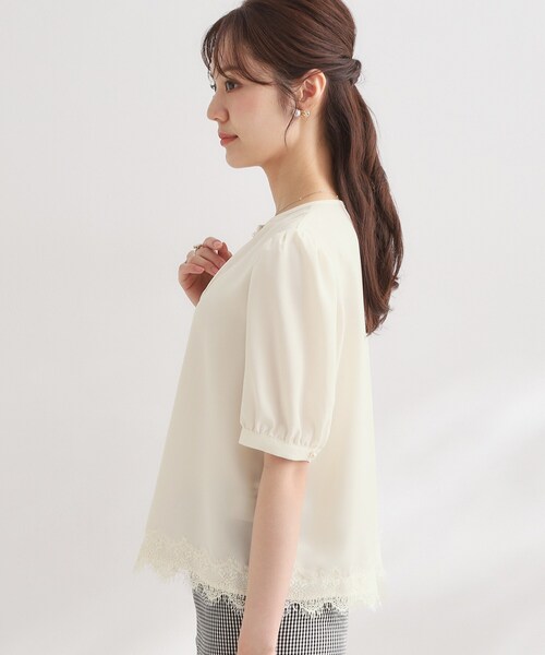 couture brooch(クチュールブローチ)の「【洗える】ピンタック 裾レース ブラウス(シャツ/ブラウス・レディース・ダークブラウン/オフホワイト/ブルー系4・36/38/40/42)」の4枚目の写真