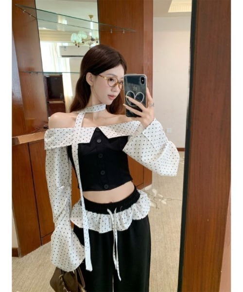 Ritzy(リッツィー)の「オフショルダー長袖シャツ 黒クロップビスチェ トップス(Tシャツ/カットソー・レディース・ドット・M)」の1枚目の写真
