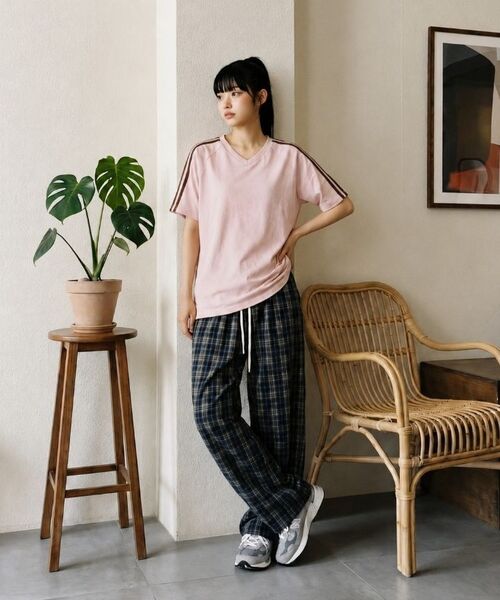 GRAPICK（グラピック）の「オブトラック Vネック 半袖Tシャツ 4カラー [GRSV_1501]（Tシャツ/カットソー・レディース・ピンク/アイボリー/ブラック/ネイビー・SMALL/MEDIUM/LARGE/X-LARGE）」の12枚目の写真