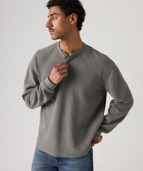 Levi's(リーバイス)の「Levi's/リーバイス リラックス ロングスリーブ ヘンリーTシャツ(Tシャツ/カットソー・メンズ・グレー・M/XL)」の1枚目の写真