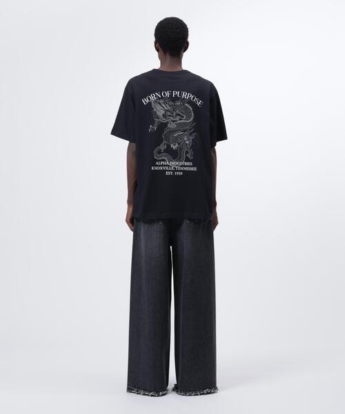 Alpha Industries(アルファインダストリーズ)の「Alpha Industries/アルファ インダストリーズ/ESSENTIAL RELAXED FIT TEE (DRAGON)/エッセンシャル リラックスフィットTシャツ ドラゴン(Tシャツ/カットソー・メンズ・ホワイト/ブラック・S/M/L/XL)」の6枚目の写真
