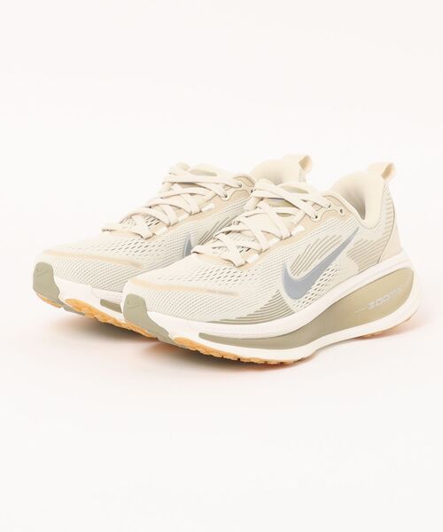NIKE(ナイキ)の「NIKE ナイキ VOMERO 18 ESS ズーム ボメロ 18 ESS MIM8333 200LTKAKI/M SIL(スニーカー・メンズ・カーキ・25.5cm/26.5cm/27.5cm/28.5cm/25.0cm/26.0cm/27.0cm/28.0cm/29.0cm)」の1枚目の写真