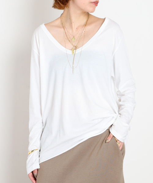 AP STUDIO(エーピーストゥディオ)の「Low-necked T-sh(Tシャツ/カットソー・レディース・ブラック/ホワイト・FREE)」の2枚目の写真