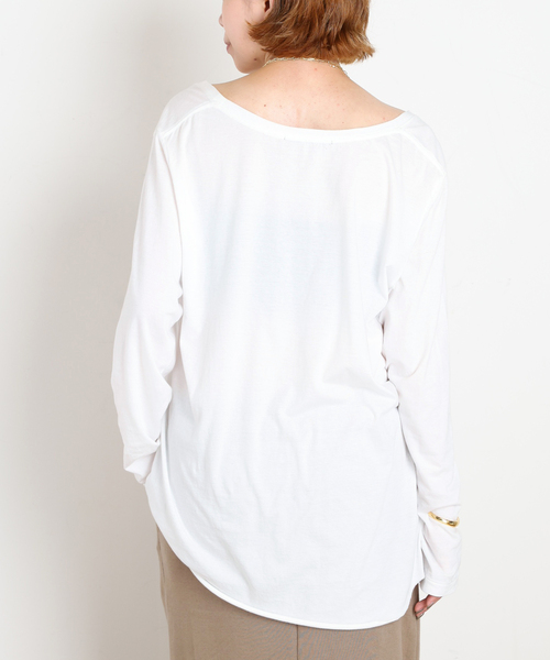 AP STUDIO(エーピーストゥディオ)の「Low-necked T-sh(Tシャツ/カットソー・レディース・ブラック/ホワイト・FREE)」の4枚目の写真