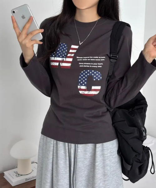 VIVID LADY（ビビッドレディー）の「アメリカンロゴプリント ロングスリーブTシャツ（Tシャツ/カットソー・レディース・ホワイト/ブラック/チャコールグレー・FREE）」の3枚目の写真