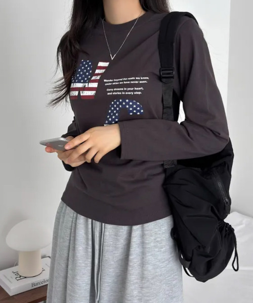 VIVID LADY（ビビッドレディー）の「アメリカンロゴプリント ロングスリーブTシャツ（Tシャツ/カットソー・レディース・ホワイト/ブラック/チャコールグレー・FREE）」の7枚目の写真