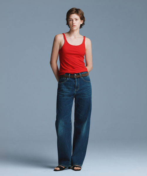 URAGO(ユラーゴ)の「ウォッシュドダーツカーブジーンズ_ダークブルー(デニムパンツ・レディース・ブルー・SMALL/MEDIUM/LARGE)」の3枚目の写真